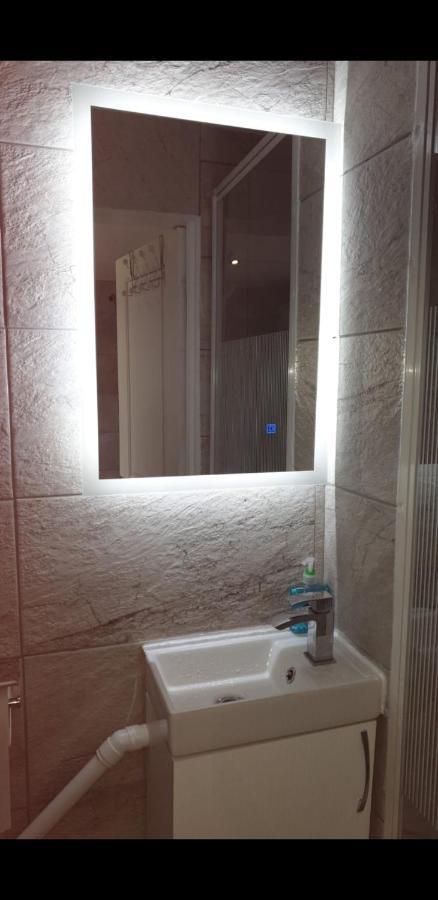 Apartment With Private Hot Tub, Sauna, Ice Bath, Gym Rainham  Eksteriør bilde