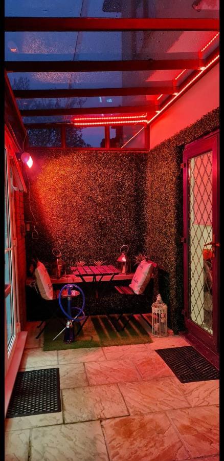 Apartment With Private Hot Tub, Sauna, Ice Bath, Gym Rainham  Eksteriør bilde